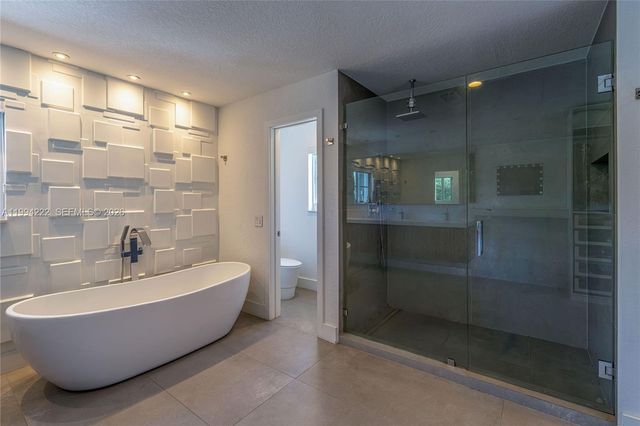 910 Sunflower Cir, Weston, FL 33327