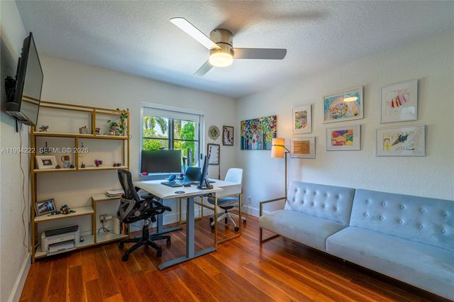 910 Sunflower Cir, Weston, FL 33327