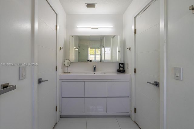 910 Sunflower Cir, Weston, FL 33327