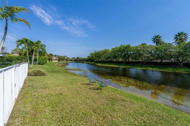 910 Sunflower Cir, Weston, FL 33327