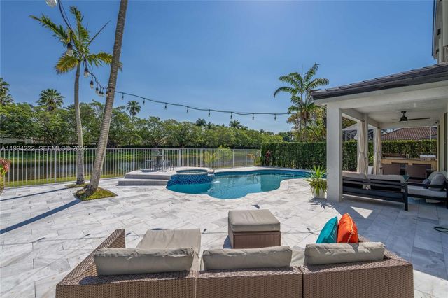 910 Sunflower Cir, Weston, FL 33327