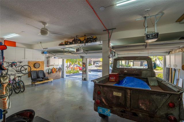 910 Sunflower Cir, Weston, FL 33327