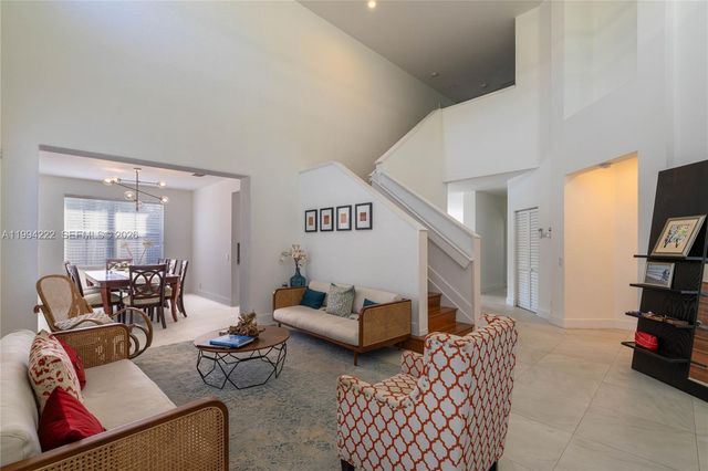 910 Sunflower Cir, Weston, FL 33327