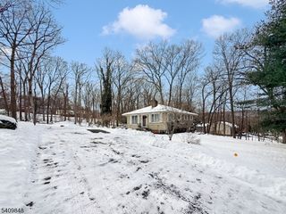 40 Pawnee Ave, Oakland Boro, NJ 07436