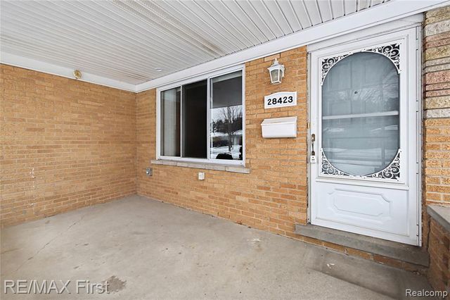 28423 James Drive, Warren, MI 48092