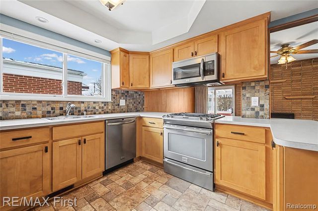 28423 James Drive, Warren, MI 48092