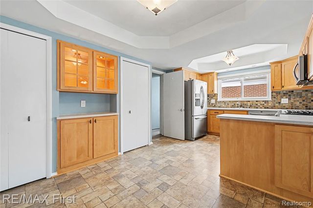 28423 James Drive, Warren, MI 48092