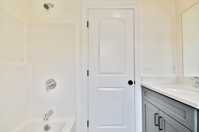 20B Crownshield 20B, Uxbridge, MA 01569