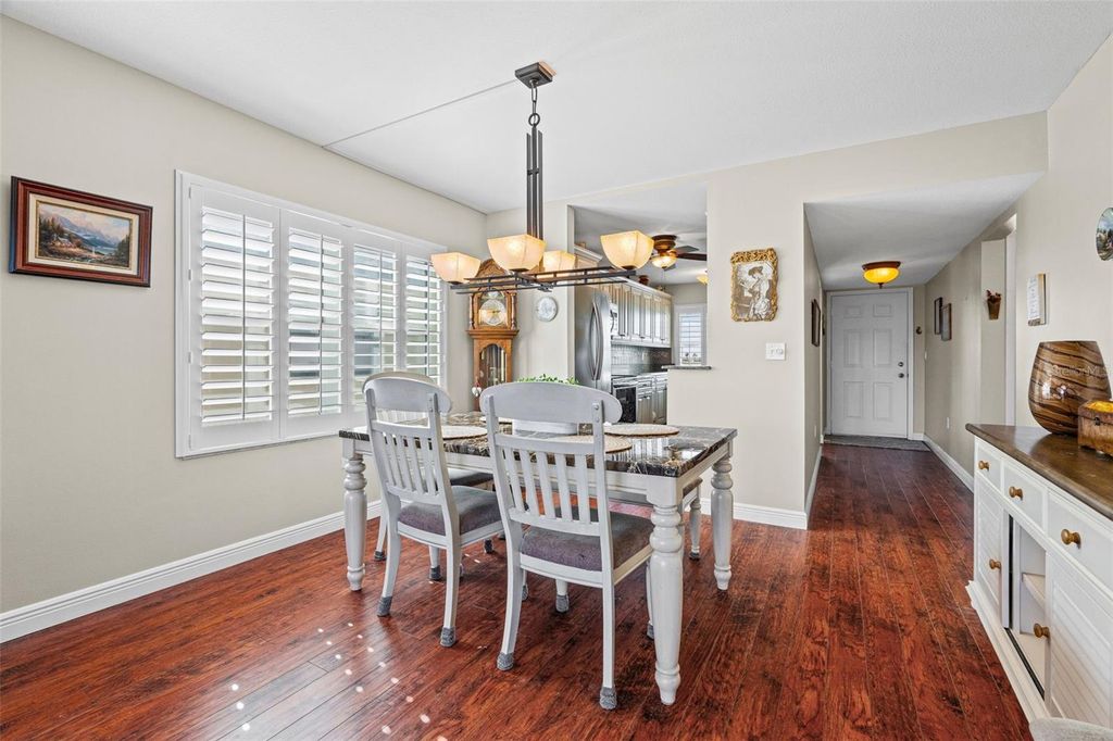 Image 12 of property listing at 635 30TH AVENUE W F 401, Bradenton, FL 34205