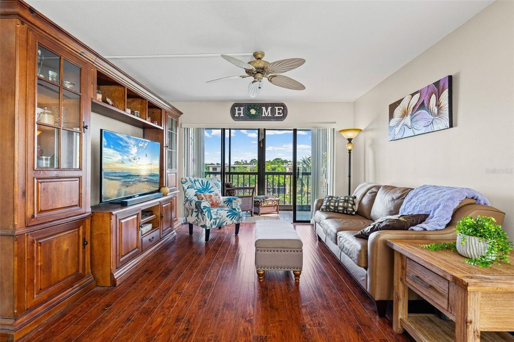 Image 13 of property listing at 635 30TH AVENUE W F 401, Bradenton, FL 34205