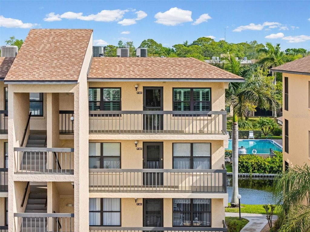 Image 3 of property listing at 635 30TH AVENUE W F 401, Bradenton, FL 34205