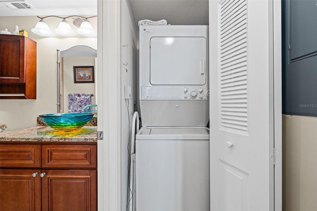 Image 22 of property listing at 635 30TH AVENUE W F 401, Bradenton, FL 34205