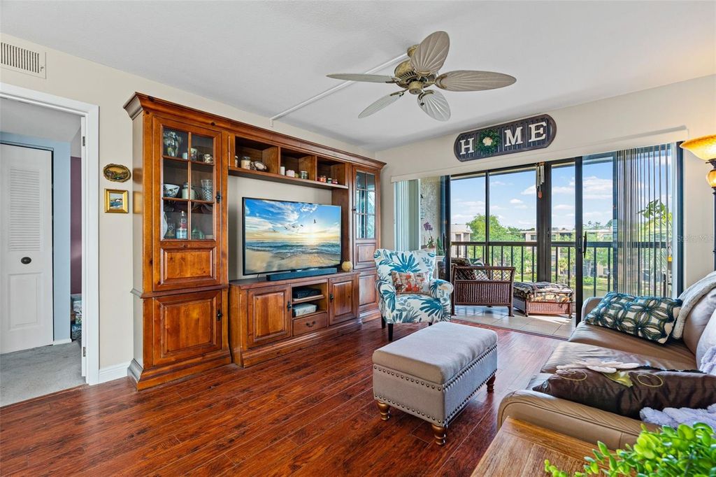 Image 23 of property listing at 635 30TH AVENUE W F 401, Bradenton, FL 34205