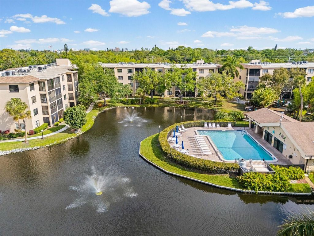 Image 28 of property listing at 635 30TH AVENUE W F 401, Bradenton, FL 34205