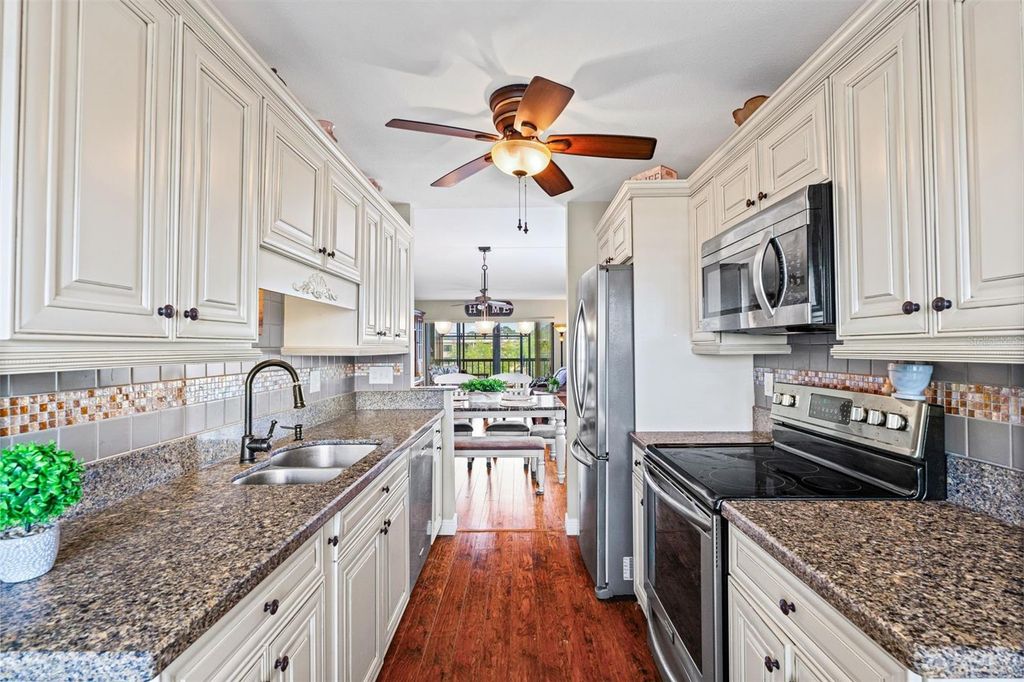 Image 5 of property listing at 635 30TH AVENUE W F 401, Bradenton, FL 34205