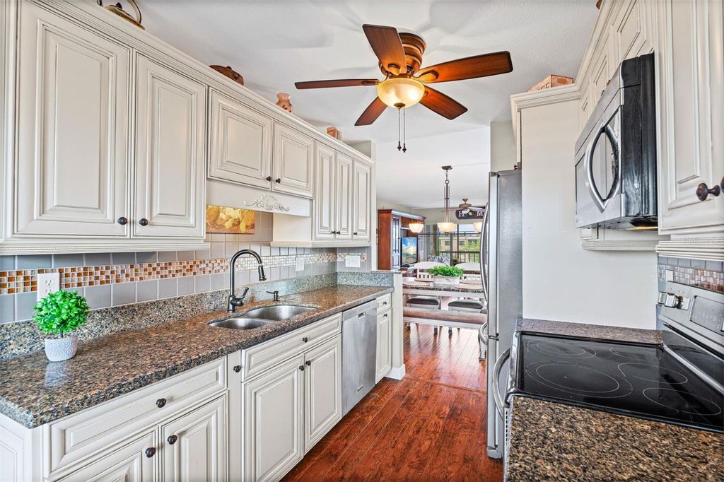 Image 6 of property listing at 635 30TH AVENUE W F 401, Bradenton, FL 34205