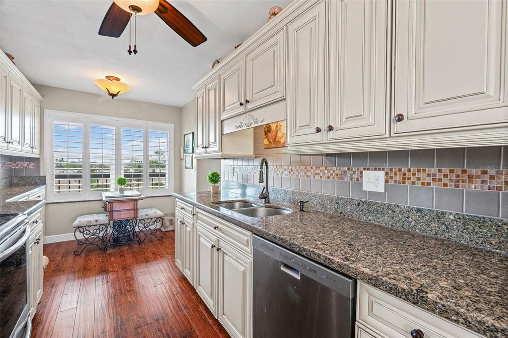 Image 9 of property listing at 635 30TH AVENUE W F 401, Bradenton, FL 34205