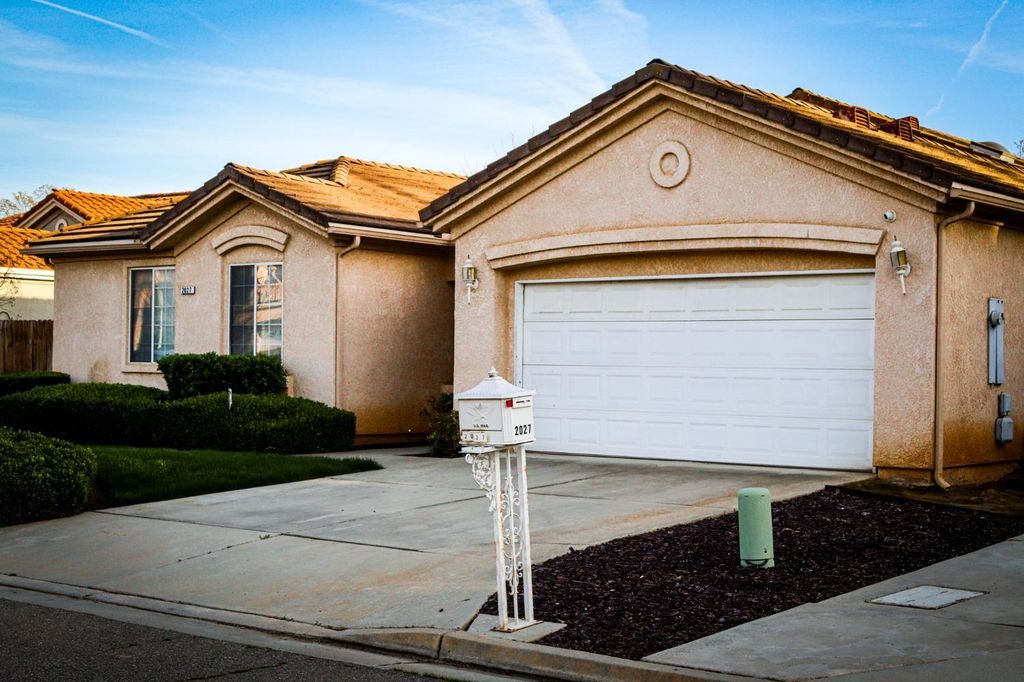 2027 E Eclipse Avenue, Fresno, CA 93720