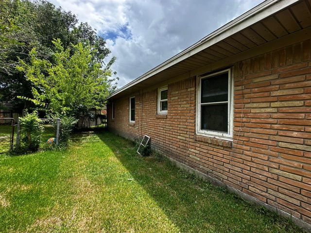 2713 27th Avenue N, Texas City, TX 77590
