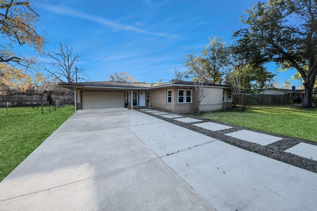 1215 Courtney Drive, Richmond, TX 77469