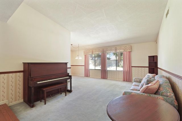 872 Dorchester Cir, Lodi, CA 95240