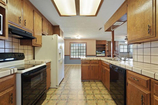 872 Dorchester Cir, Lodi, CA 95240