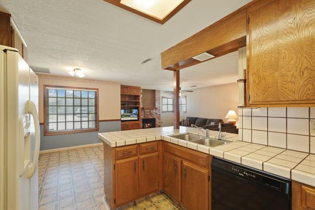 872 Dorchester Cir, Lodi, CA 95240