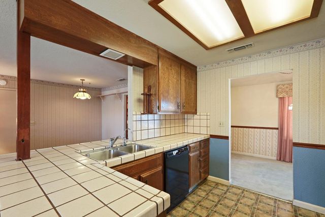 872 Dorchester Cir, Lodi, CA 95240