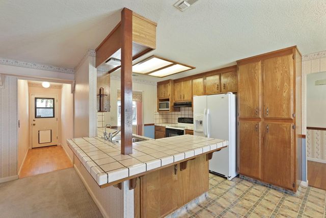 872 Dorchester Cir, Lodi, CA 95240