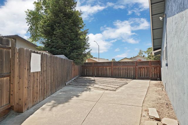872 Dorchester Cir, Lodi, CA 95240