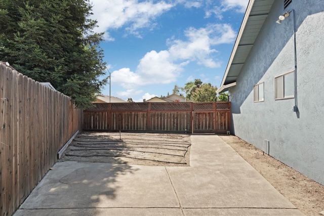 872 Dorchester Cir, Lodi, CA 95240