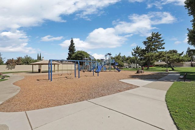 872 Dorchester Cir, Lodi, CA 95240