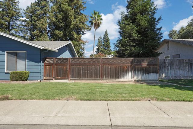872 Dorchester Cir, Lodi, CA 95240