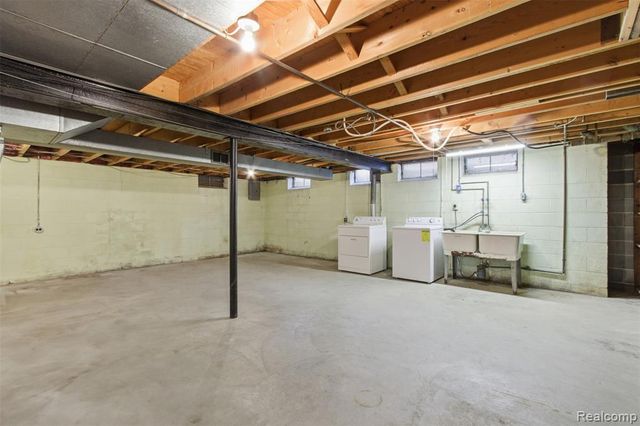 6525 Norton Drive, Troy, MI 48085