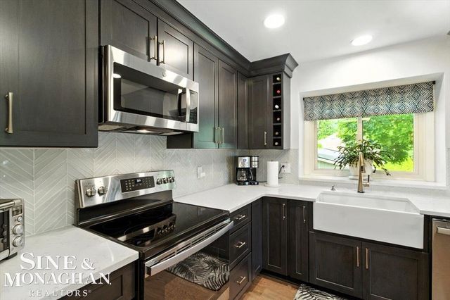 669 N Riverside Avenue, St Clair, MI 48079