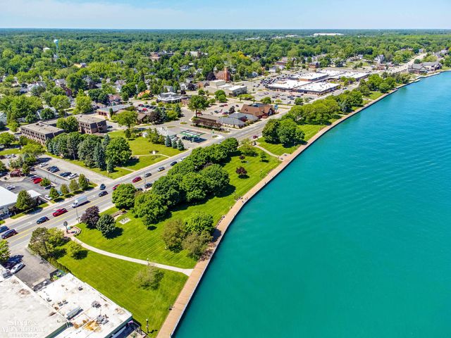 669 N Riverside Avenue, St Clair, MI 48079