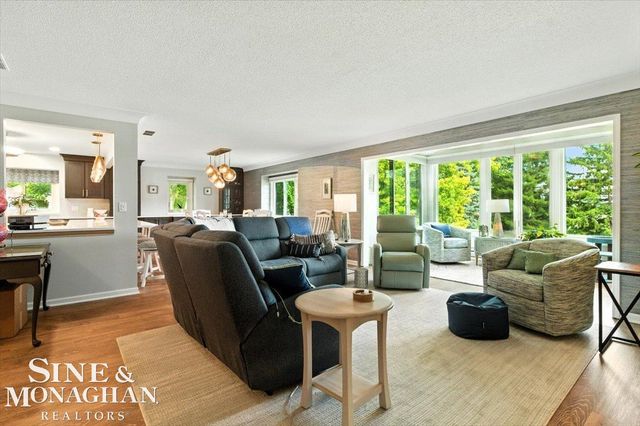 669 N Riverside Avenue, St Clair, MI 48079