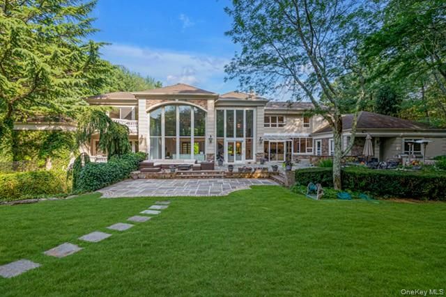 55 Coves Run, Oyster Bay Cove, NY 11791