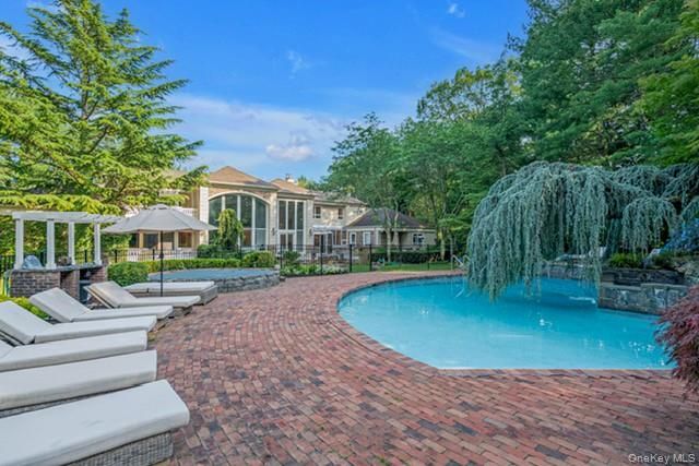55 Coves Run, Oyster Bay Cove, NY 11791