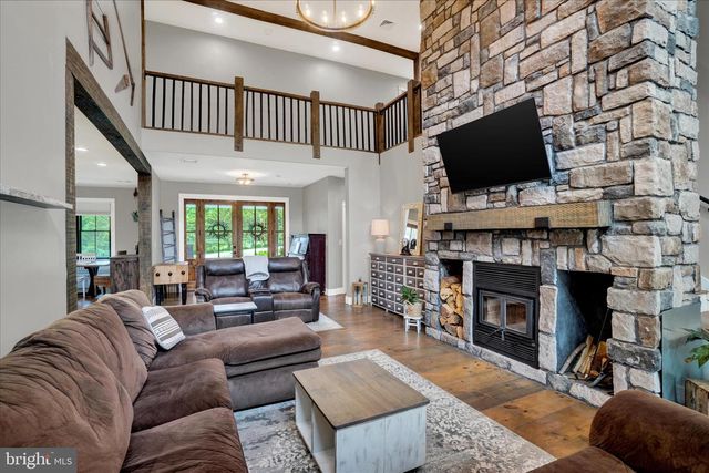 911 N CIRCLE DR, Dover, PA 17315