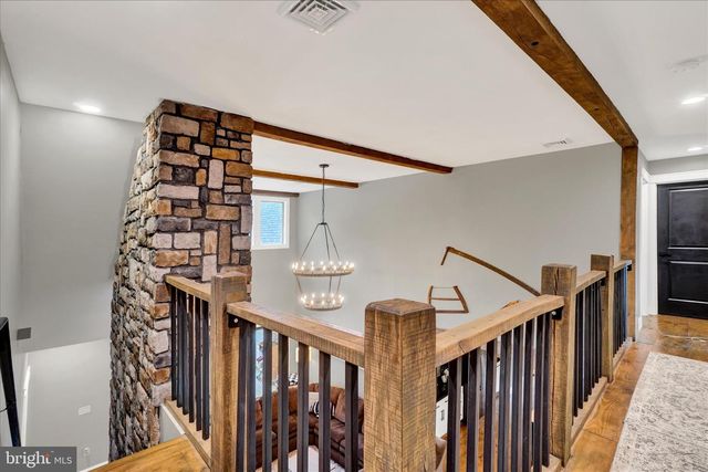 911 N CIRCLE DR, Dover, PA 17315