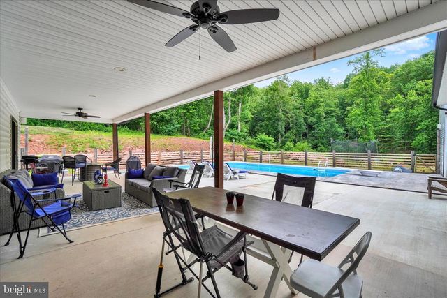 911 N CIRCLE DR, Dover, PA 17315