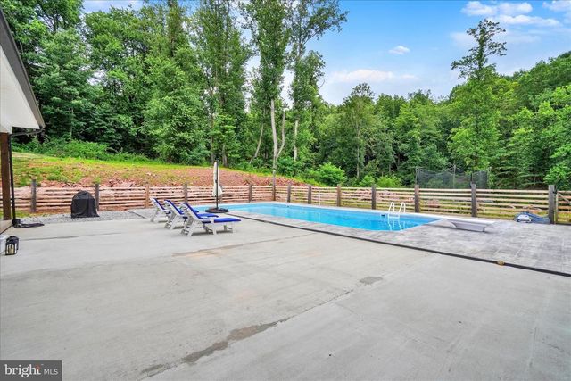 911 N CIRCLE DR, Dover, PA 17315
