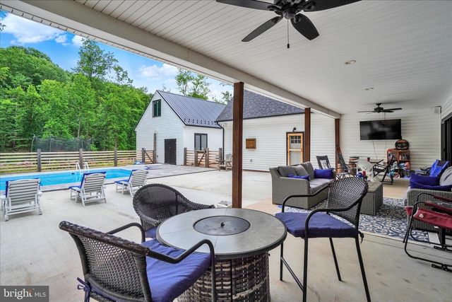 911 N CIRCLE DR, Dover, PA 17315
