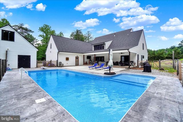 911 N CIRCLE DR, Dover, PA 17315