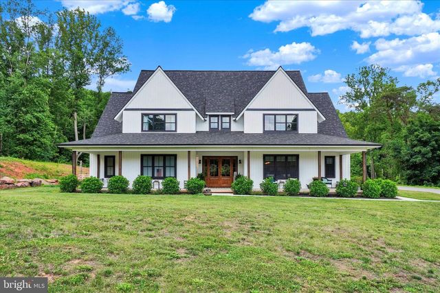 911 N CIRCLE DR, Dover, PA 17315