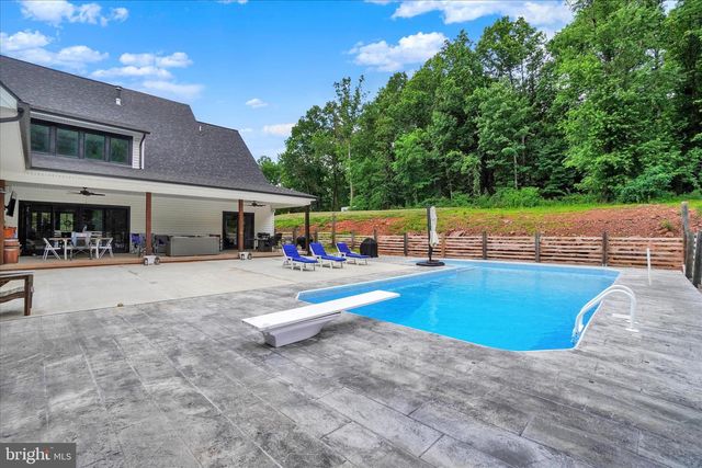 911 N CIRCLE DR, Dover, PA 17315