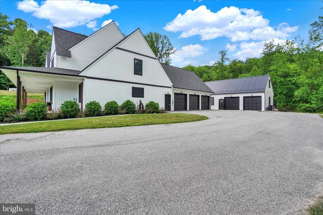 911 N CIRCLE DR, Dover, PA 17315