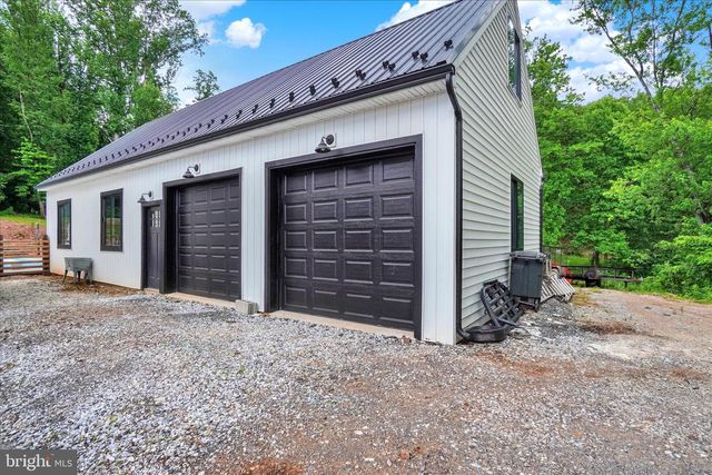 911 N CIRCLE DR, Dover, PA 17315