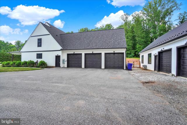 911 N CIRCLE DR, Dover, PA 17315